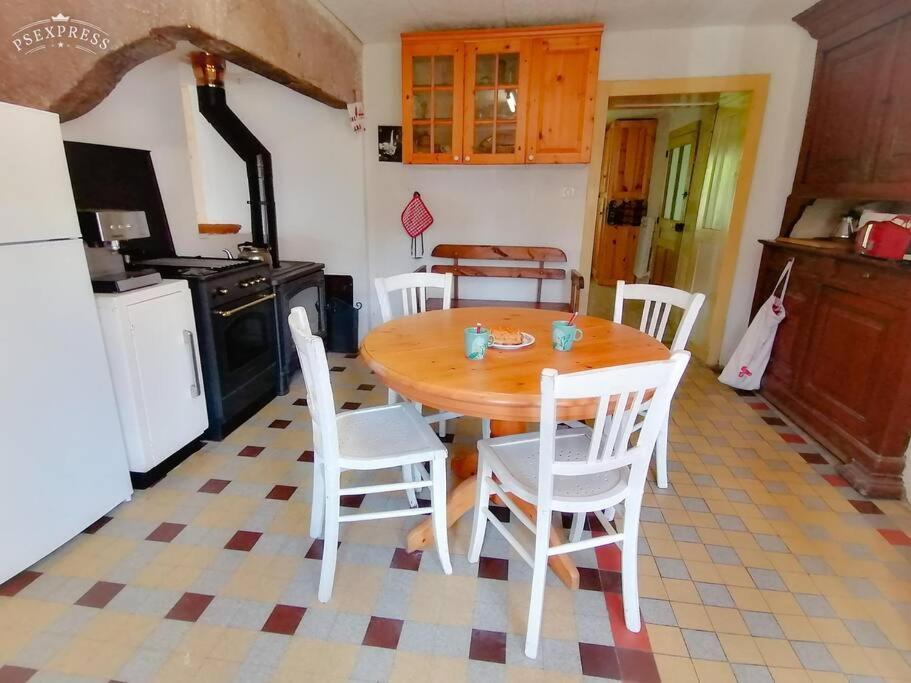 Ferme De Ma Grand-Mere Le Haut-du-Them Exterior photo